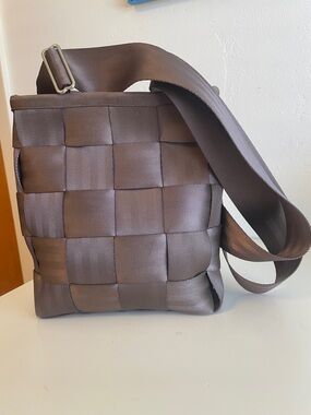 Harvey’s  Seatbelt Crossbody/ Shoulder Brown Bag